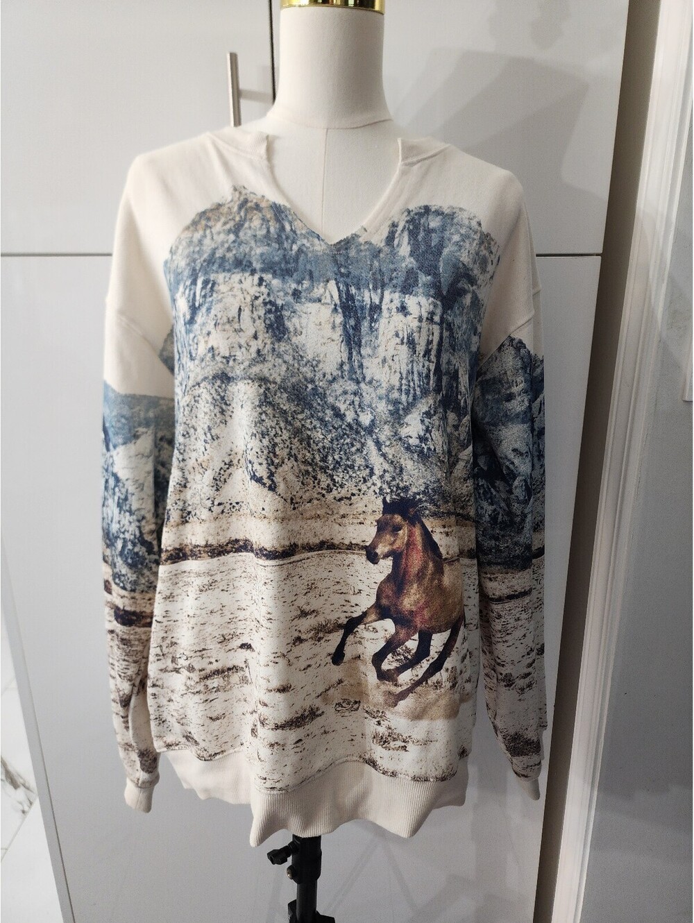 Sterling & Stitch Large Cream Pullover Sweatshirt with Horse and Mountain Print